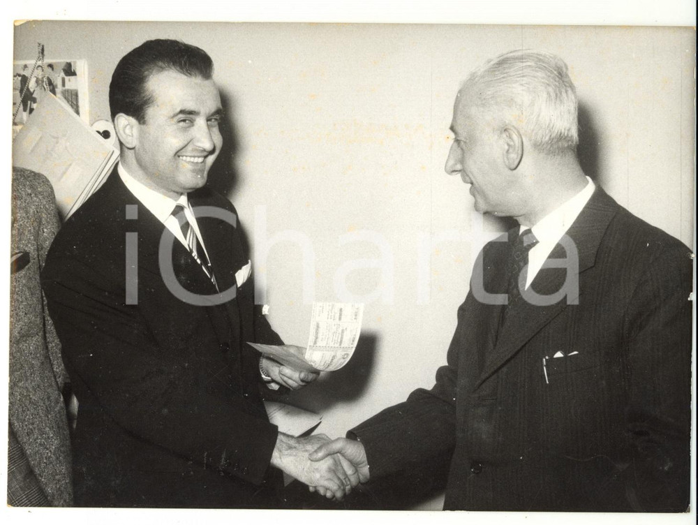 Fotografia d epoca originale 1957 ROMA Vincitore Lotteria Nazionale con venditore del biglietto vincente 1