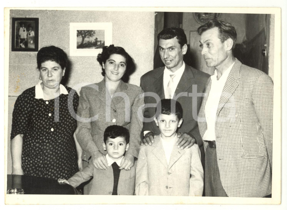 Fotografia d epoca originale 1955 ca FIRENZE Enzo BISOGNI vincitore TOTOCALCIO con la famiglia  Foto 18x13 1