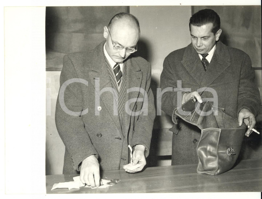 Fotografia d epoca originale 1957 MILANO Vincita Lascia o raddoppia?  Ernesto BOVIO ritira gettoni d oro 1