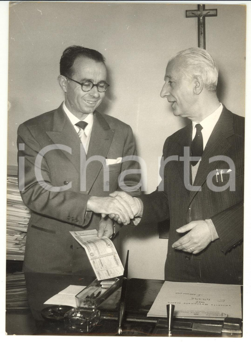 Fotografia d epoca originale 1958 ROMA Giuseppe FALASCHI ritira premio Lotteria di Capodanno Foto 13x18 1