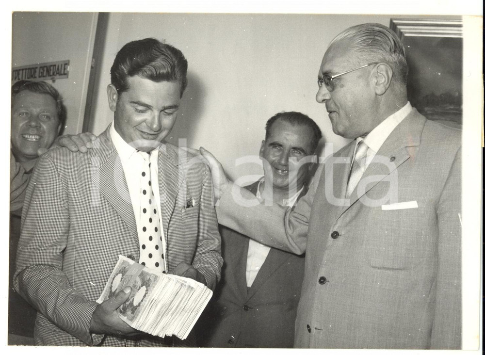 Fotografia d epoca originale 1958 ROMA Mauro MANCINI ritira premio della Lotteria di Monza Foto 18x13 cm 1