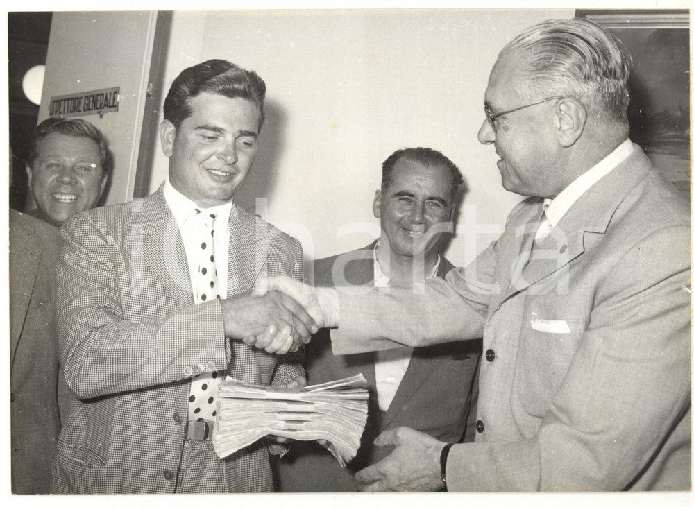 Fotografia d epoca originale 1958 ROMA Mauro MANCINI ritira premio Lotteria di Monza  Foto VINTAGE 18x13 cm 1