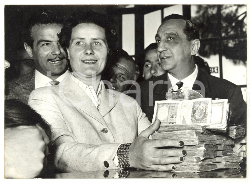 Fotografia d epoca originale 1957 ROMA  CONI Marietta GHEZA riscuote vincita al TOTOCALCIO Foto 18x13 1