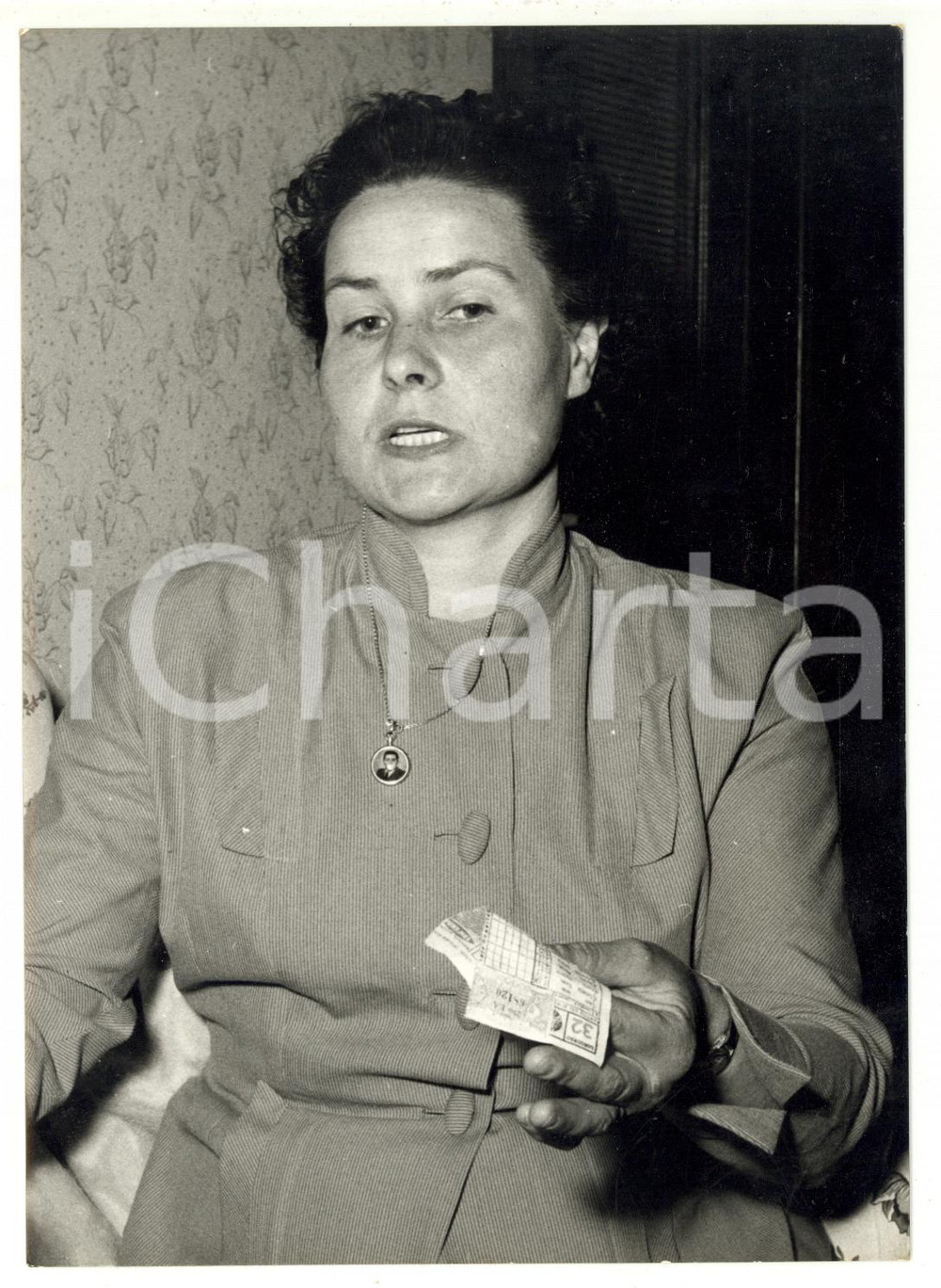 Fotografia d epoca originale 1957 MARONE  TOTOCALCIO Marietta GHEZA mostra biglietto vincente Foto 18x13 1