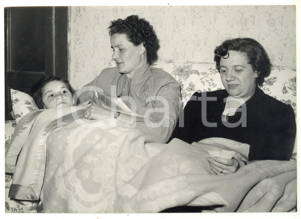 Fotografia d epoca originale 1957 MARONE  TOTOCALCIO La vincitrice Marietta GHEZA con la famiglia  Foto 1