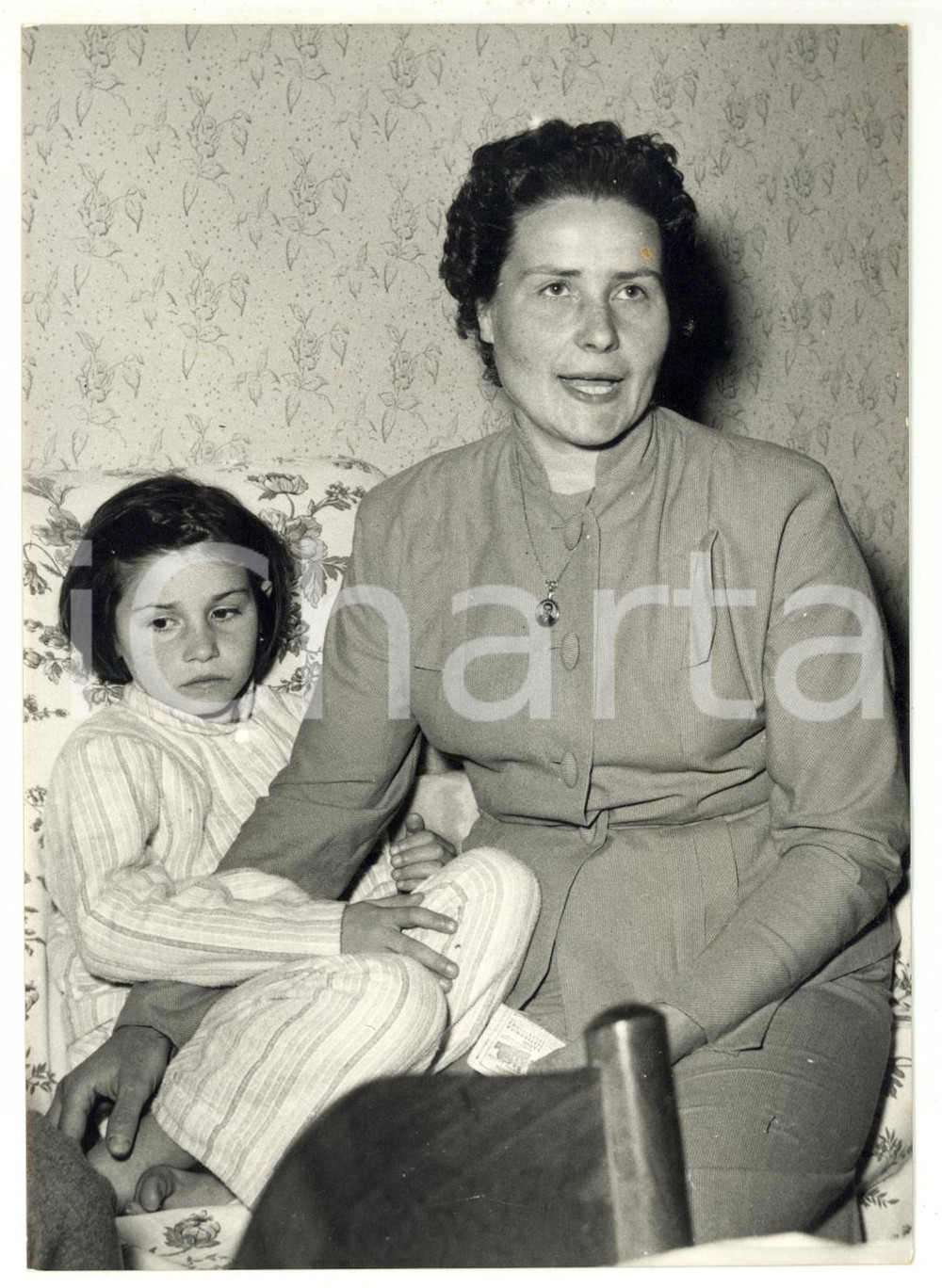 Fotografia d epoca originale 1957 MARONE  TOTOCALCIO La vincitrice Marietta GHEZA con la figlia Foto 13x18 1