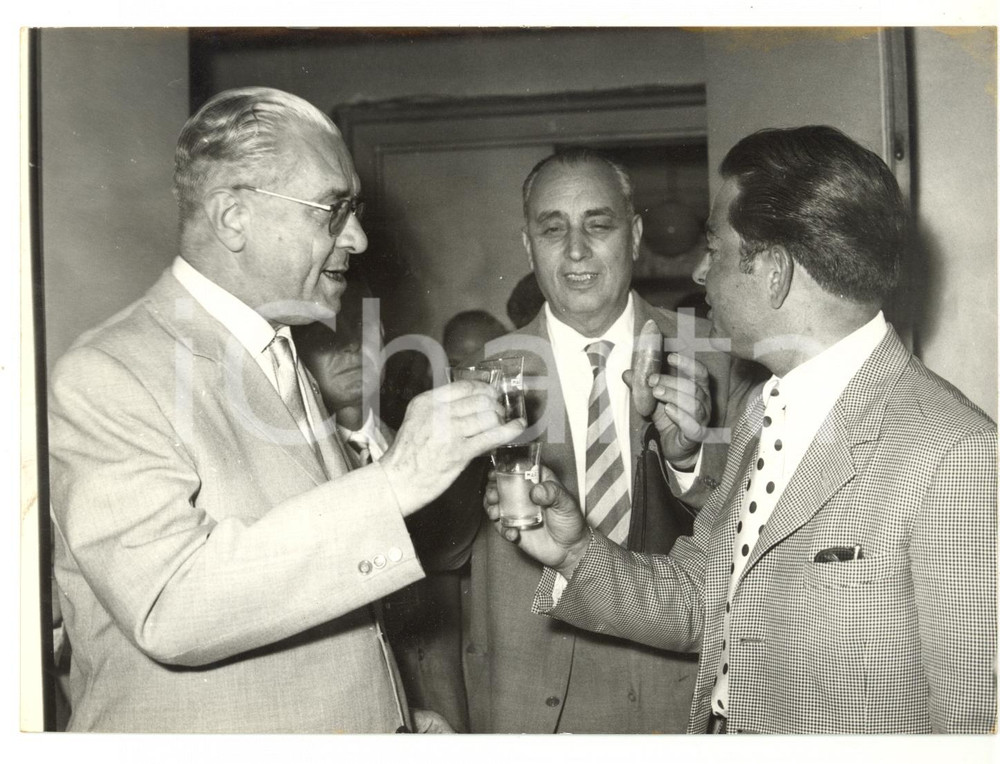 Fotografia d epoca originale 1958 ROMA Premio Lotteria di Monza  Mauro MANCINI festeggia la vincita Foto 1