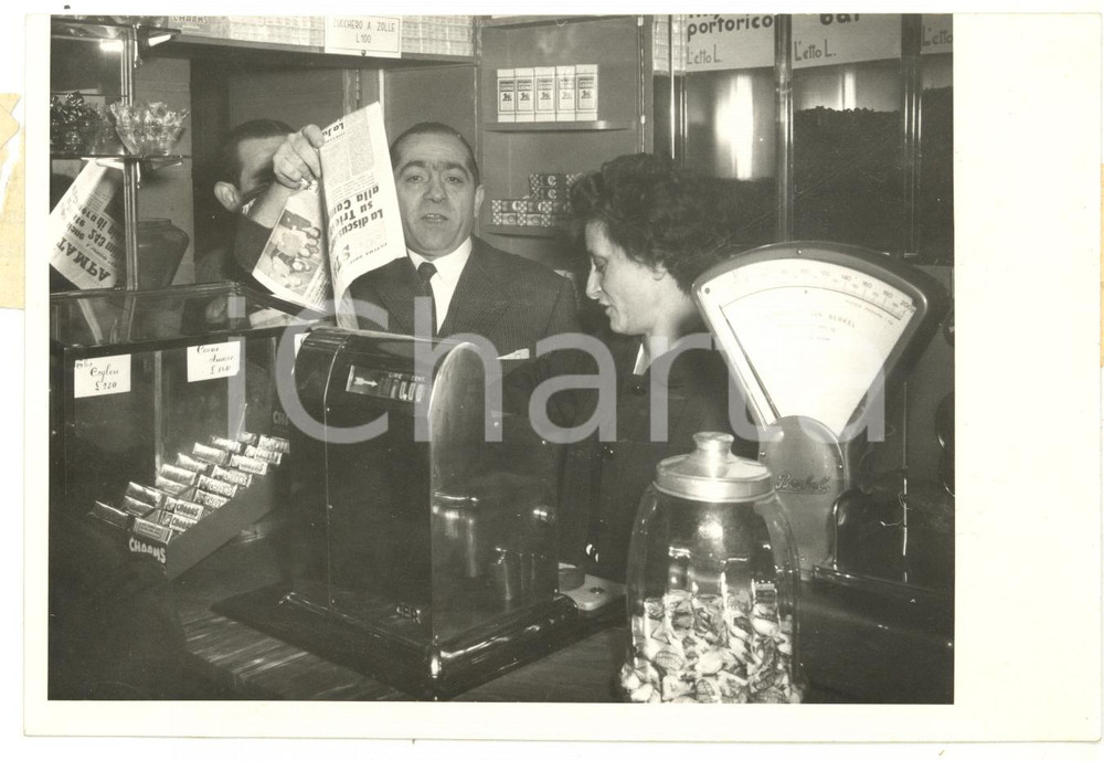 Fotografia d epoca originale 1954 TORINO Nicola SACCINNI festeggia al bar vincita alla Lotteria Foto 18x13 1
