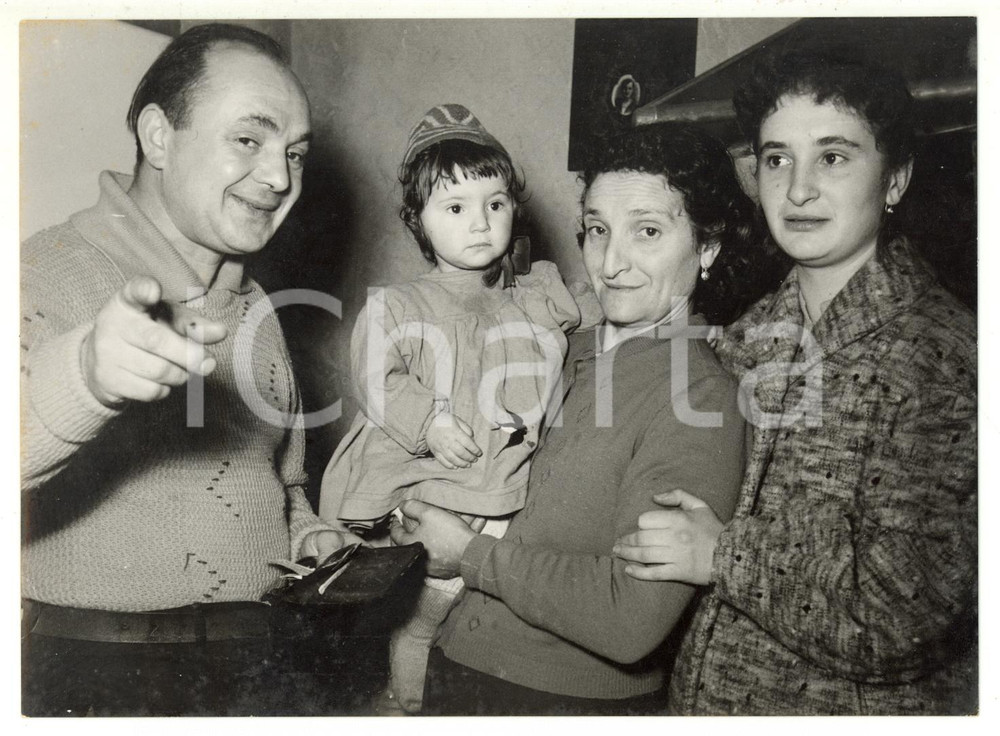 Fotografia d epoca originale 1955 MONZA Luigi PASTORI festeggia vincita TOTOCALCIO con la famiglia Foto 1