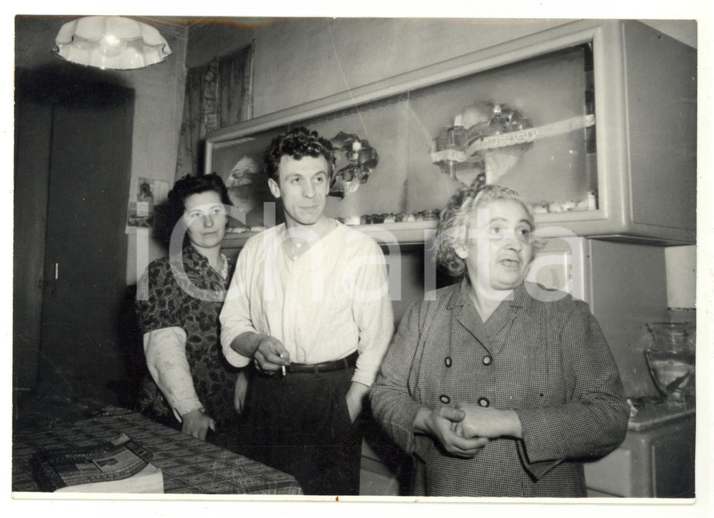 Fotografia d epoca originale 1956 TORINO Famiglia di Ferdinando PAPINO vincitore TOTOCALCIO Foto 18x13 cm 1