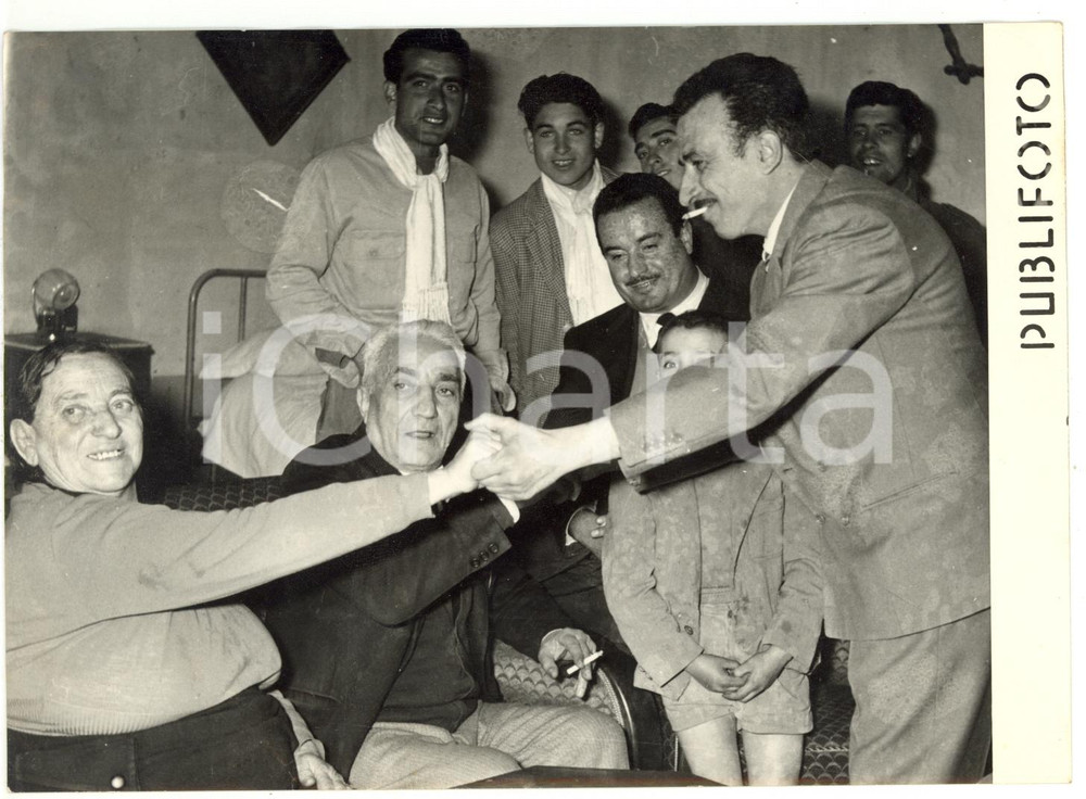 Fotografia d epoca originale 1955 ACERRA  TOTOCALCIO Vincitore Olindo TORTORA festeggiato dai parenti Foto 1