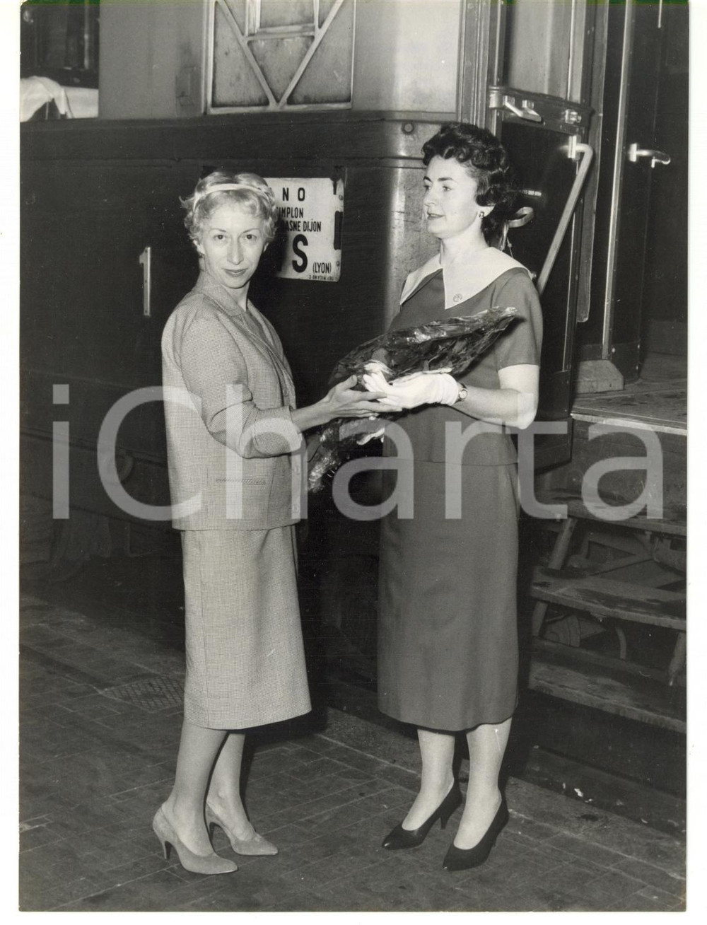 Fotografia d epoca originale 1958 MILANO Segretaria dell anno  Rosalia PAGANI METTLER e Giuliana FATTUZZI 1