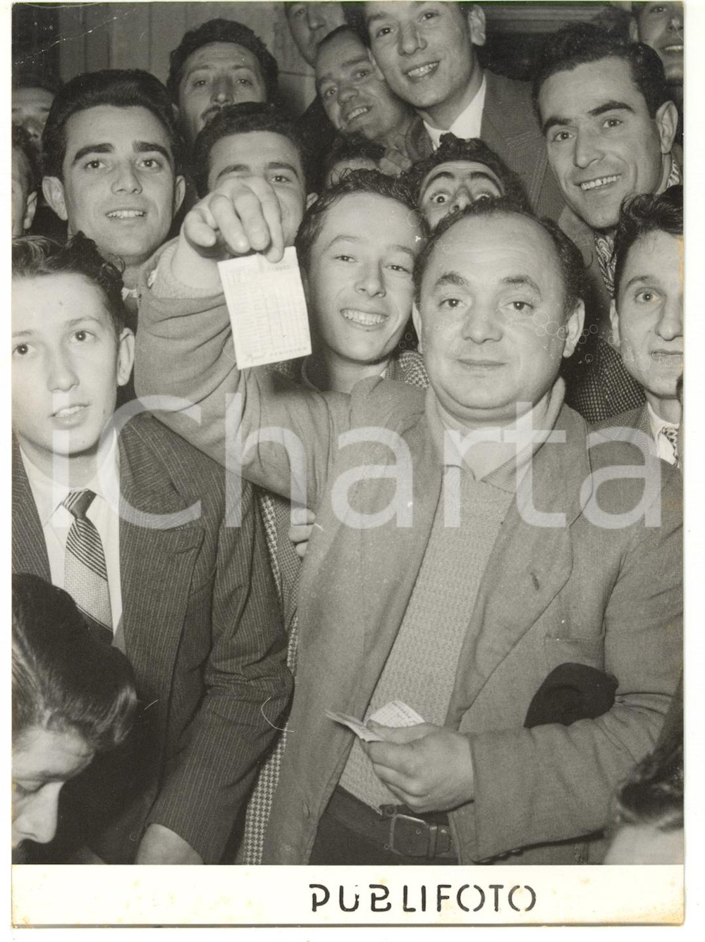 Fotografia d epoca originale 1955 MONZA  TOTOCALCIO Luigi PASTORI mostra la schedina vincente Foto 13x18 cm 1