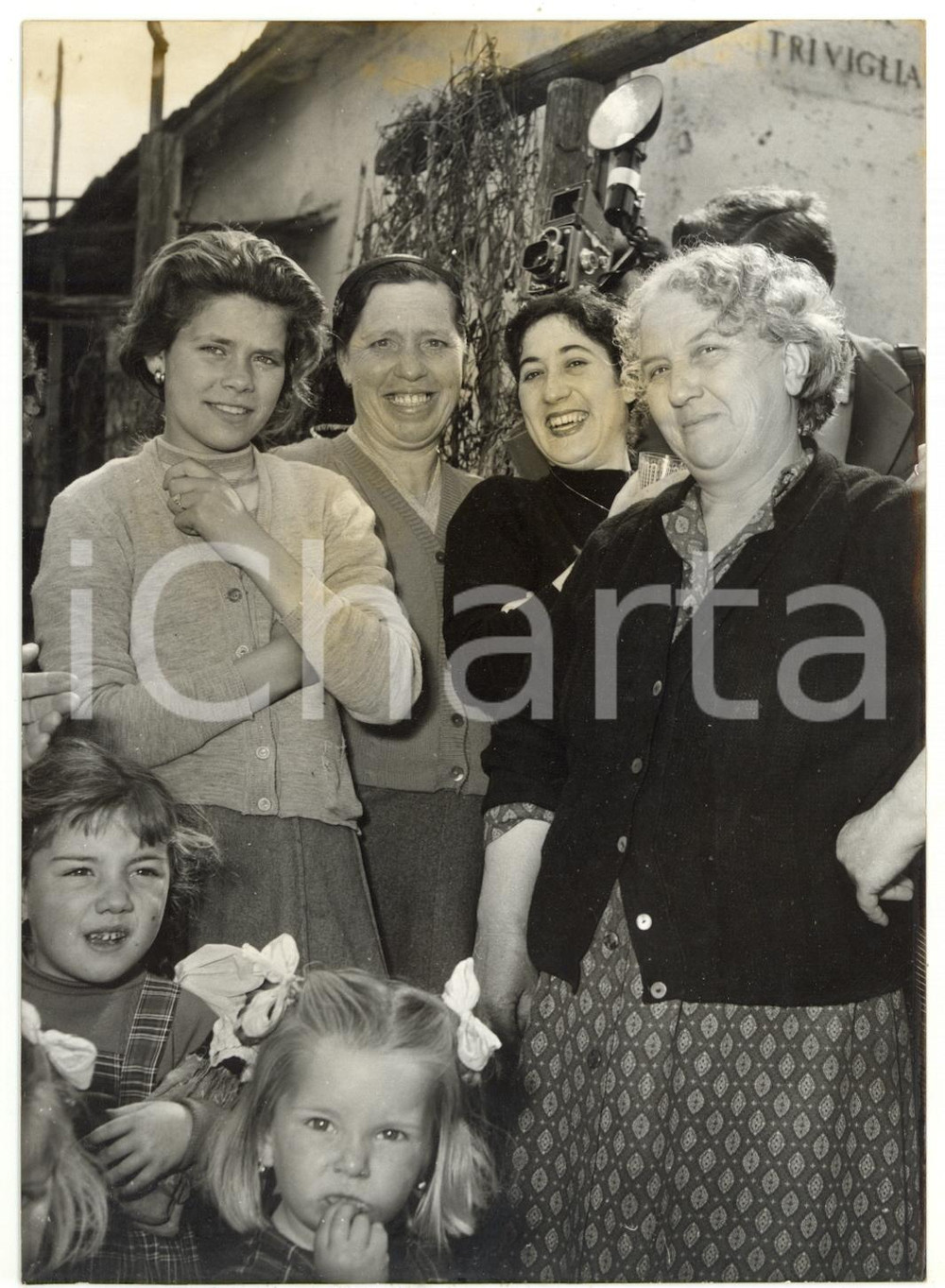 Fotografia d epoca originale 1957 ROMA Via dei Gordiani  Angela CICIOTTI vincitrice TOTOCALCIO Foto 13x18 1