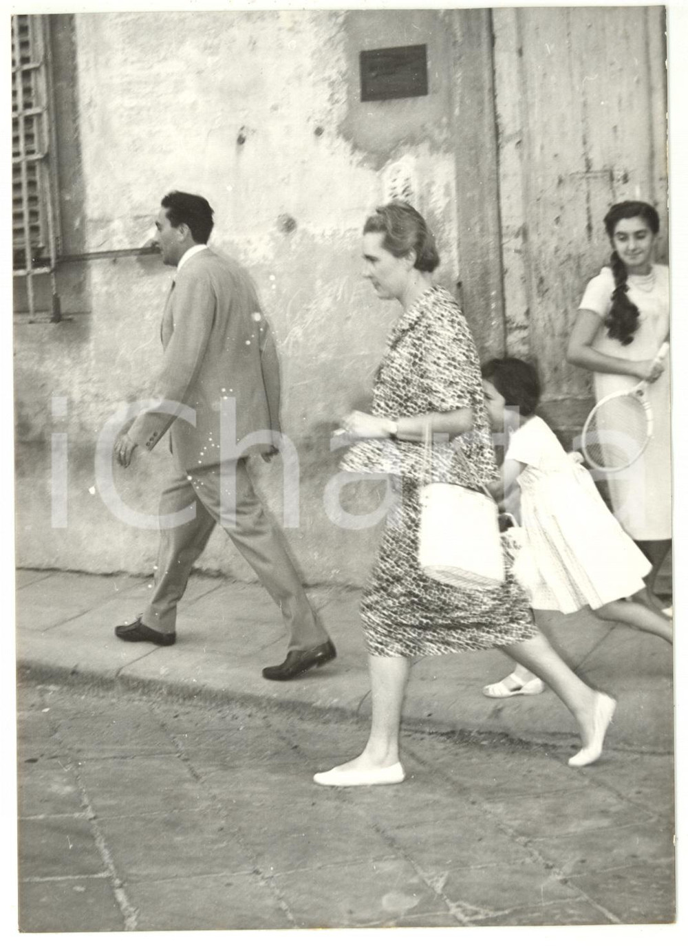 Fotografia d epoca originale 1958 FIRENZE Gualtiero PAOLI con la famiglia si nasconde dai paparazzi Foto 1