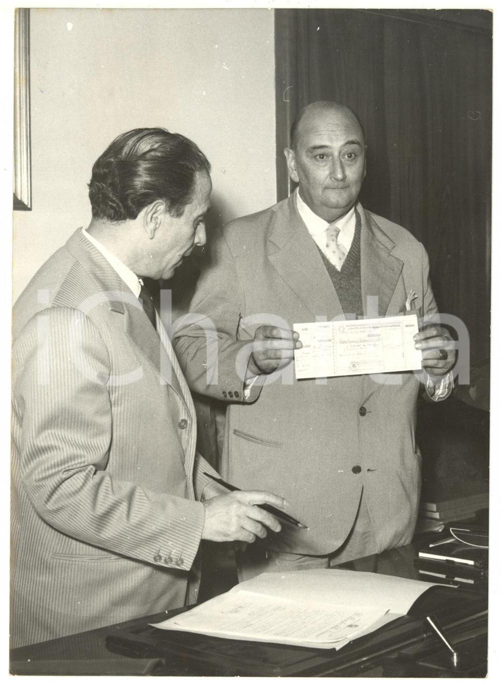 Fotografia d epoca originale 1958 ROMA Impiegato Banco di Roma ritira premio Lotteria per conto del vincitore 1