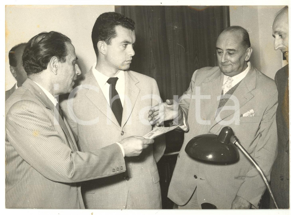 1958 ROMA Funzionario Banco di Roma ritira vincita alla Lotteria *Foto 18x13