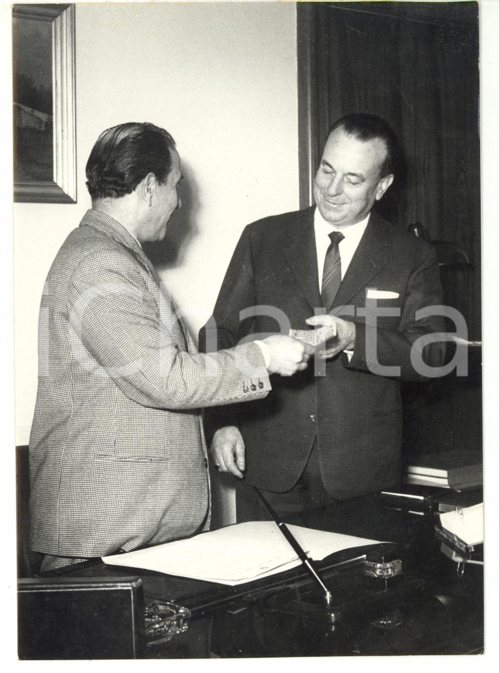 Fotografia d epoca originale 1959 ROMA  Direttore sede romana Monte dei Paschi ritira vincita LOTTERIA Foto 1
