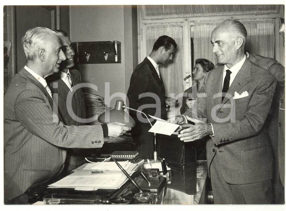 Fotografia d epoca originale 1957 ROMA Premio Lotteria di Merano  Dottor BISOGNO consegna la vincita Foto 1