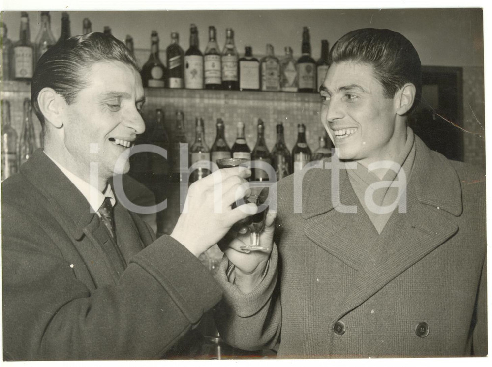 Fotografia d epoca originale 1955 ca BOLOGNA  TOTOCALCIO Brindisi tra Tolmino BRIGHETTI e Daniele MOSCA 1