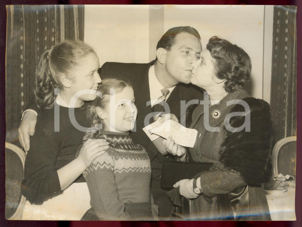 Fotografia d epoca originale 1957 LONDON Nellie McGRAIL showing a cheque with Normal WISDOM Photo 20x15 1
