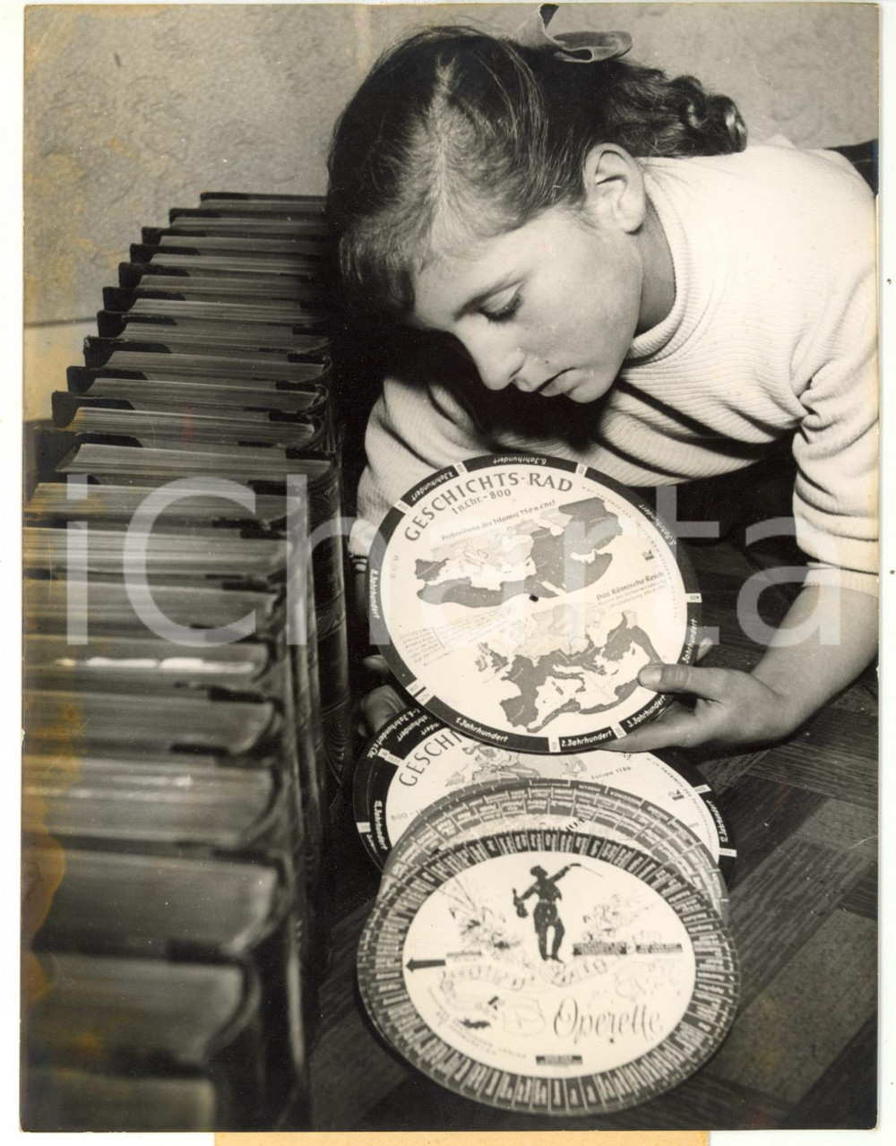 Fotografia d epoca originale 1953 HAMBURG Knowledge and entertainement on a turnplate Photo 15x20 1