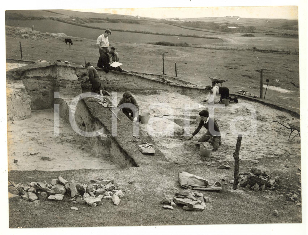 1956 GWITHIAN Students digging with trowels in the sand dunes *Photo 20x15