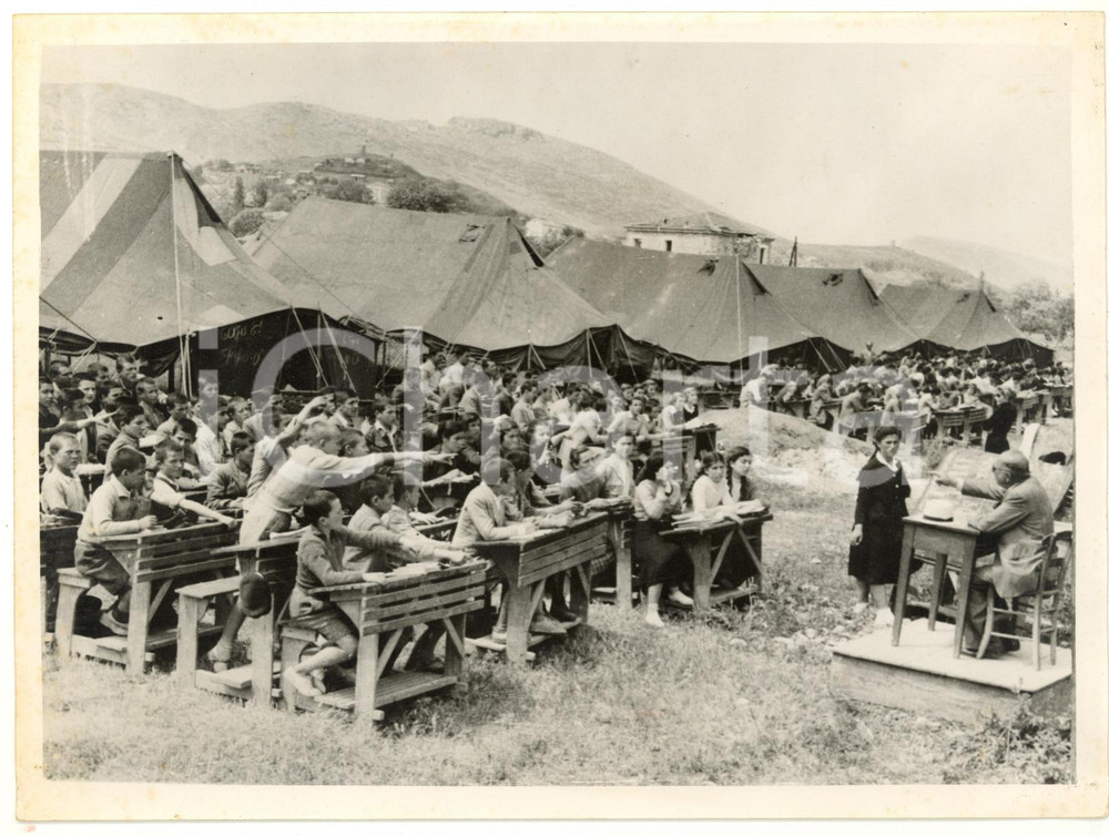 Fotografia d epoca originale 1954 PHARSALA A class of primary school helding in the open air Photo 20x15 1