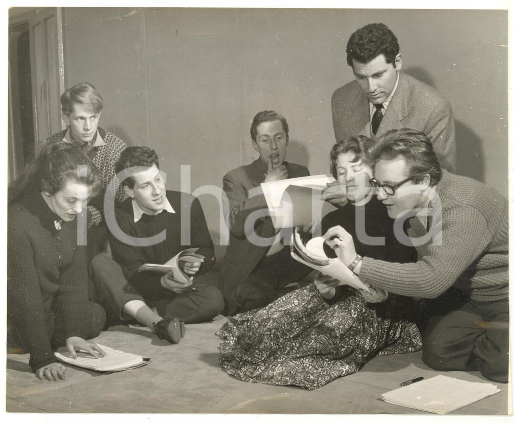 Fotografia d epoca originale 1958 BRISTOL Students of the Old Vic Theatre School during drama rehearsal PHOTO 1