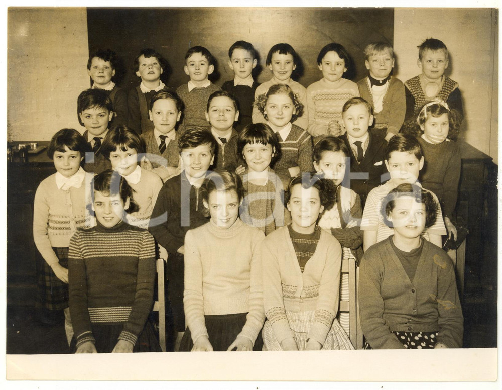 Fotografia d epoca originale 1958 COVENTRY St Elizabeth s Catholic Primary School  Twelve sets of twins 1