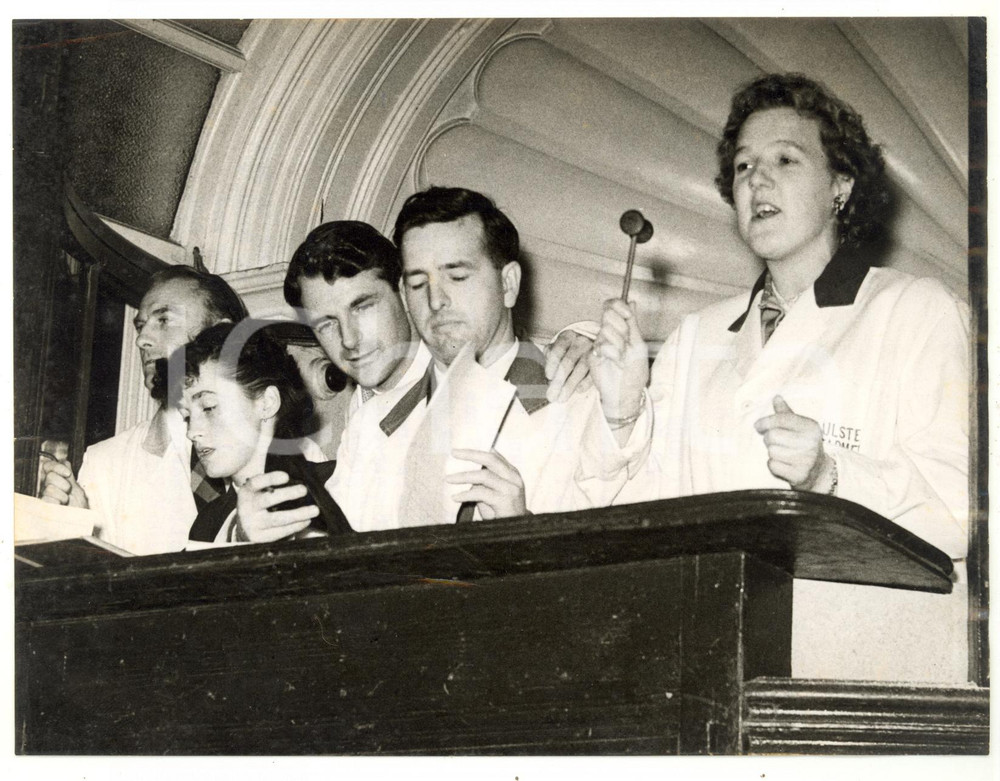 Fotografia d epoca originale 1957 BELFAST Robson s Mart  Dodo GRIFFITHS wielding the hammer at cattle sale 1