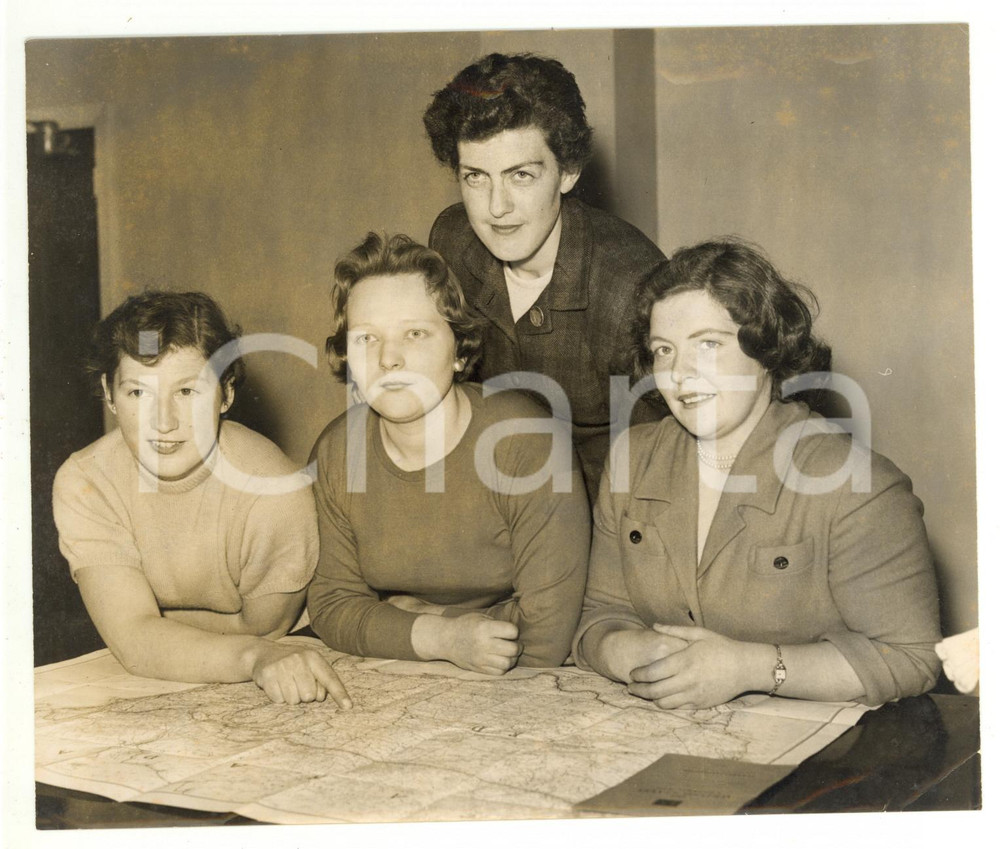 1958 LONDON Girls on the way to USA for esamining farming methods *Photo