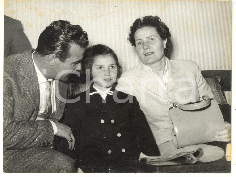 Fotografia d epoca originale 1957 ROMA  TOTOCALCIO La vincitrice Marietta GHEZA con la famiglia Foto 24x18 1