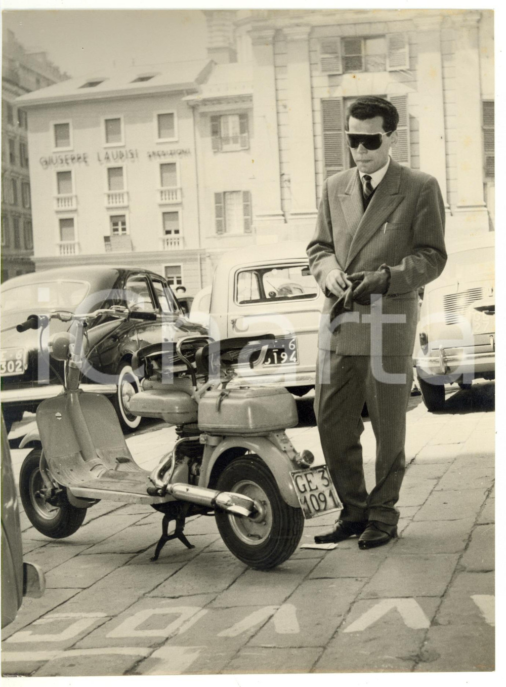 Fotografia d epoca originale 1957 GENOVA Umberto CONSIGLIERI proprietario scooter con targa schedina vincente 1