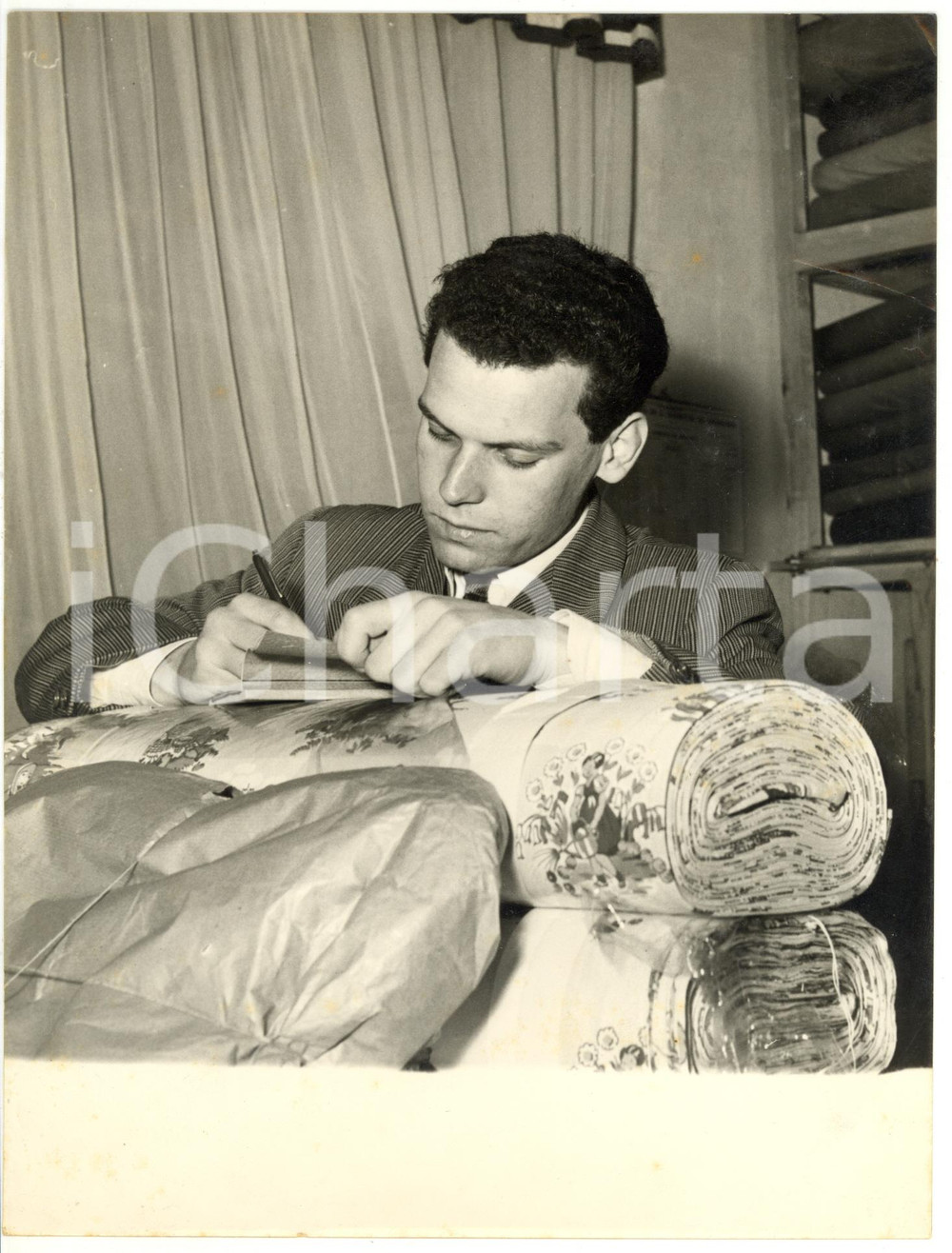 Fotografia d epoca originale 1957 GENOVA Ritratto di Umberto CONSIGLIERI nel suo negozio Foto 18x24 1