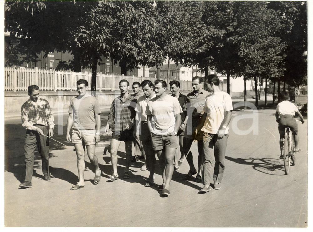 Fotografia d epoca originale 1955 NOVI LIGURE  CALCIO Giocatori SAMPDORIA in ritiro collegiale Foto 24x18 1