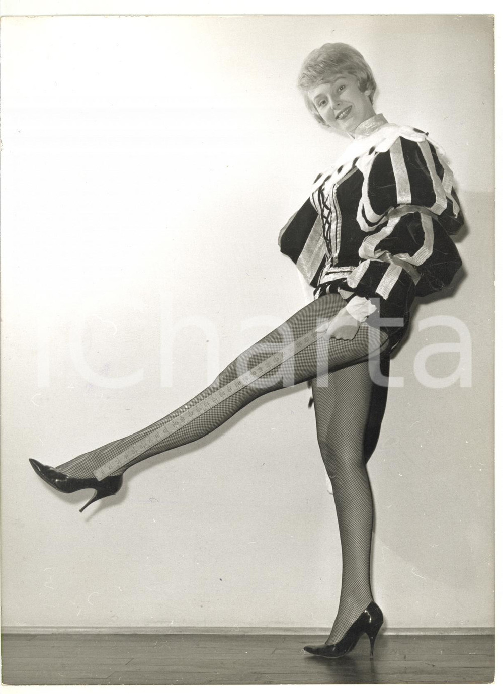 Fotografia d epoca originale 1960 COVENTRY The pied piper of Hamelin  Jane MARDEN measuring her legs PHOTO 1