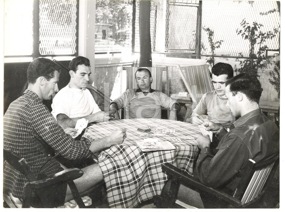 Fotografia d epoca originale 1955 NOVI LIGURE Ritiro SAMPDORIA CALCIO Antonio PIN e Ugo ROSIN giovano a carte 1