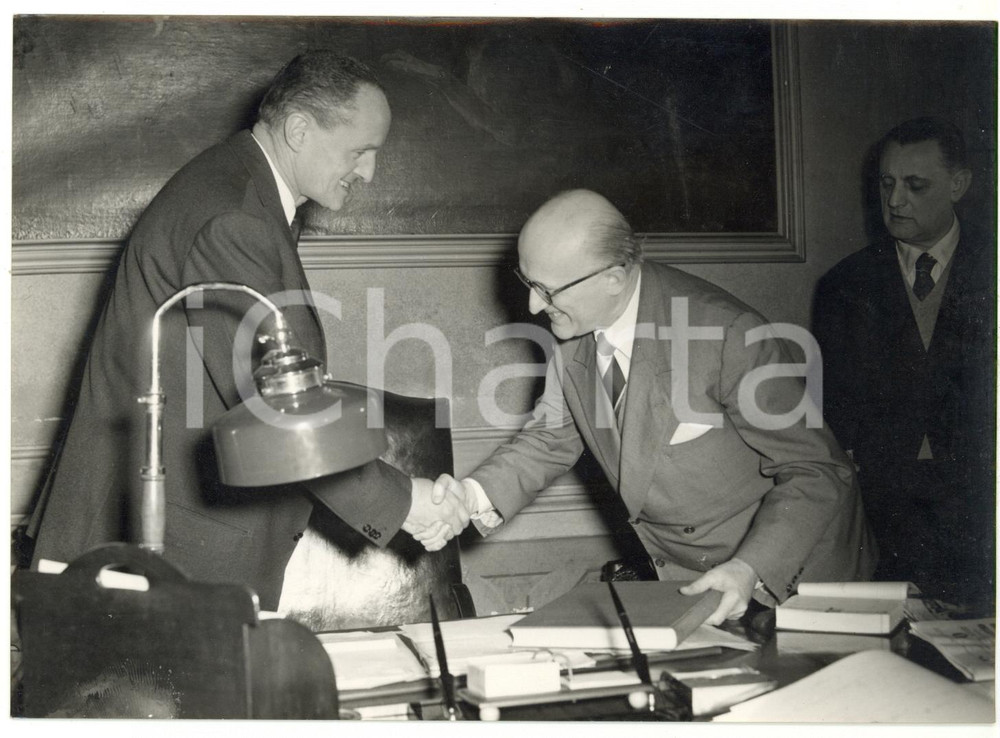 Fotografia d epoca originale 1955 TORINO Stretta di mano tra Manlio BROSIO e Amedeo PEYRON Foto 18x13 cm 1