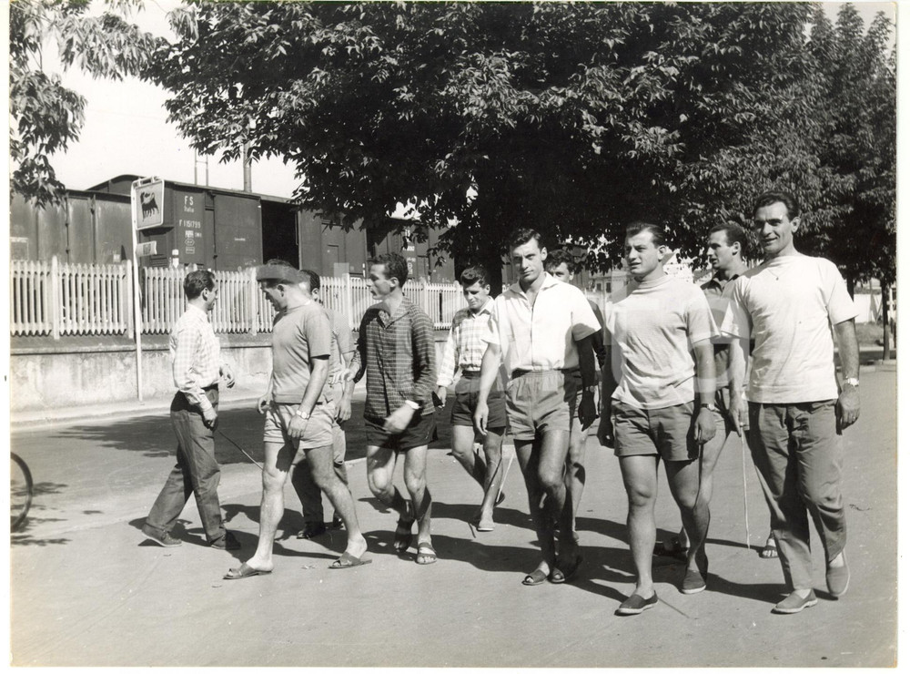 Fotografia d epoca originale 1955 NOVI LIGURE  CALCIO Giocatori SAMPDORIA in ritiro collegiale  Foto 24x18 1