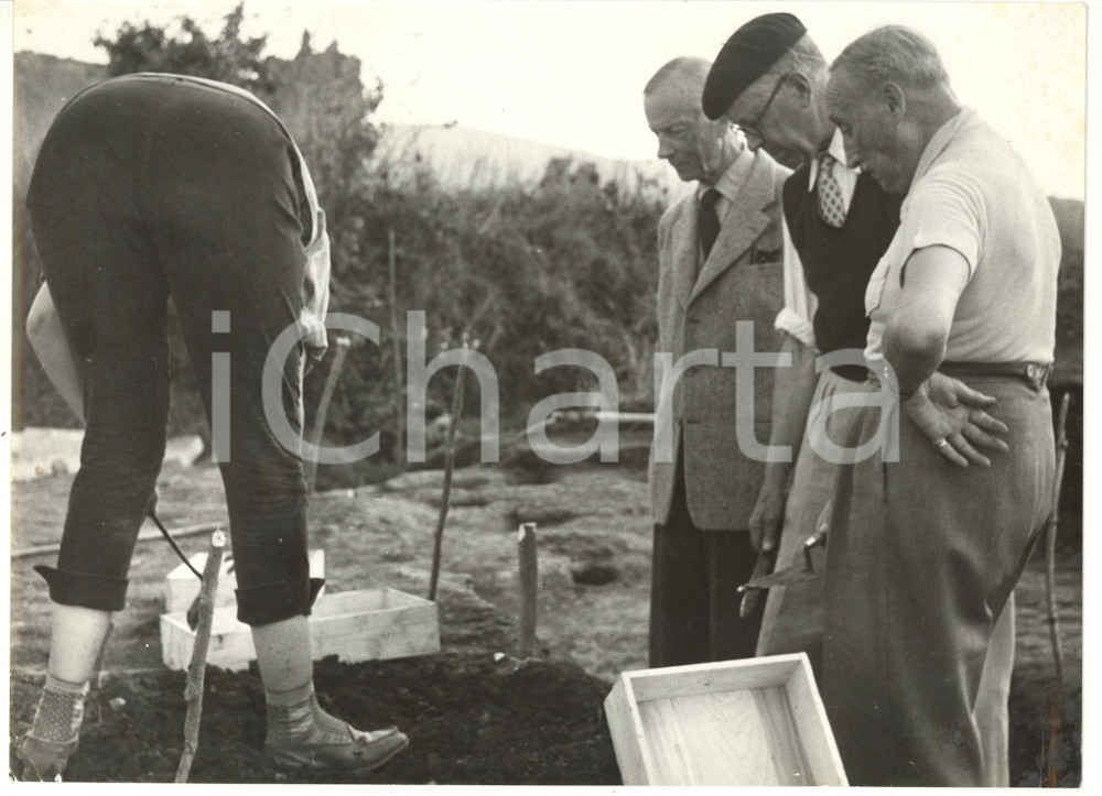 Fotografia d epoca originale 1957 BLERA VT Gustavo IV Adolfo DI SVEZIA durante campagna scavi archeologici 1