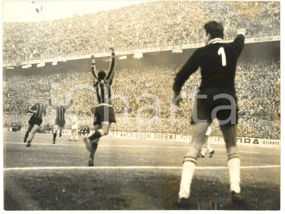 1962 MILANO San Siro - INTER-JUVENTUS 1-0 Jair DA COSTA esulta dopo il gol *Foto