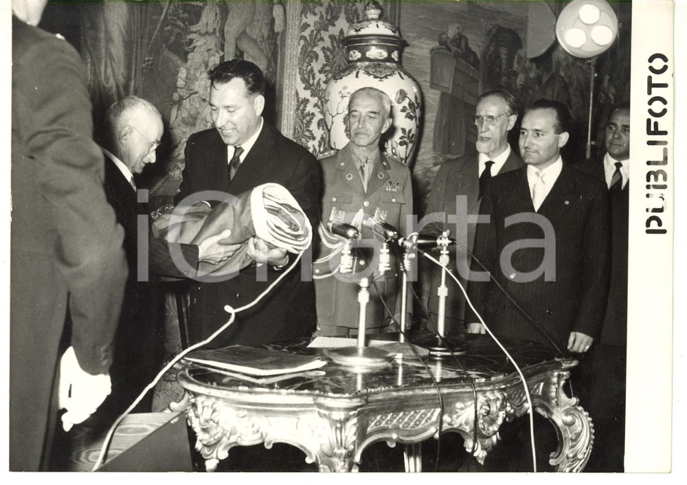 Fotografia d epoca originale 1954 ROMA Luigi EINAUDI consegna tricolore ai rappresentanti di Trieste Foto 1