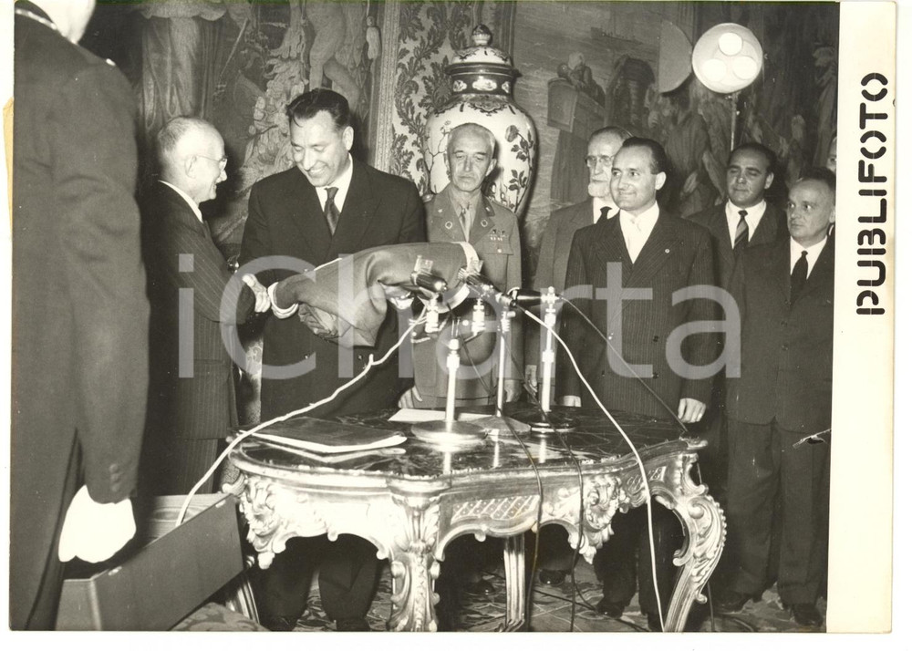 Fotografia d epoca originale 1954 ROMA Luigi EINAUDI consegna tricolore ai rappresentanti di Trieste  Foto 1