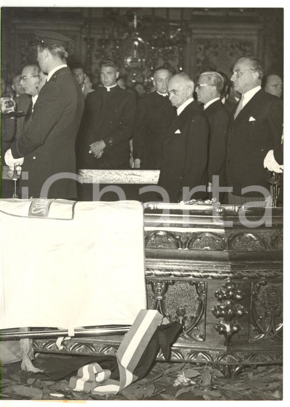 Fotografia d epoca originale 1954 ROMA Chiesa del Gesù Luigi EINAUDI ai funerali di Alcide DE GASPERI Foto 1