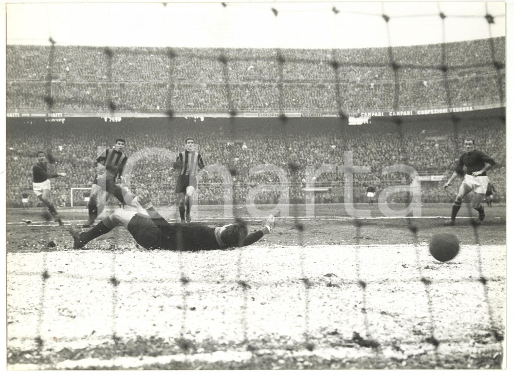 Fotografia d epoca originale 1961 MILANO CALCIO INTERROMA 31 Rete di Juan Alberto SCHIAFFINO Foto 24x18 1