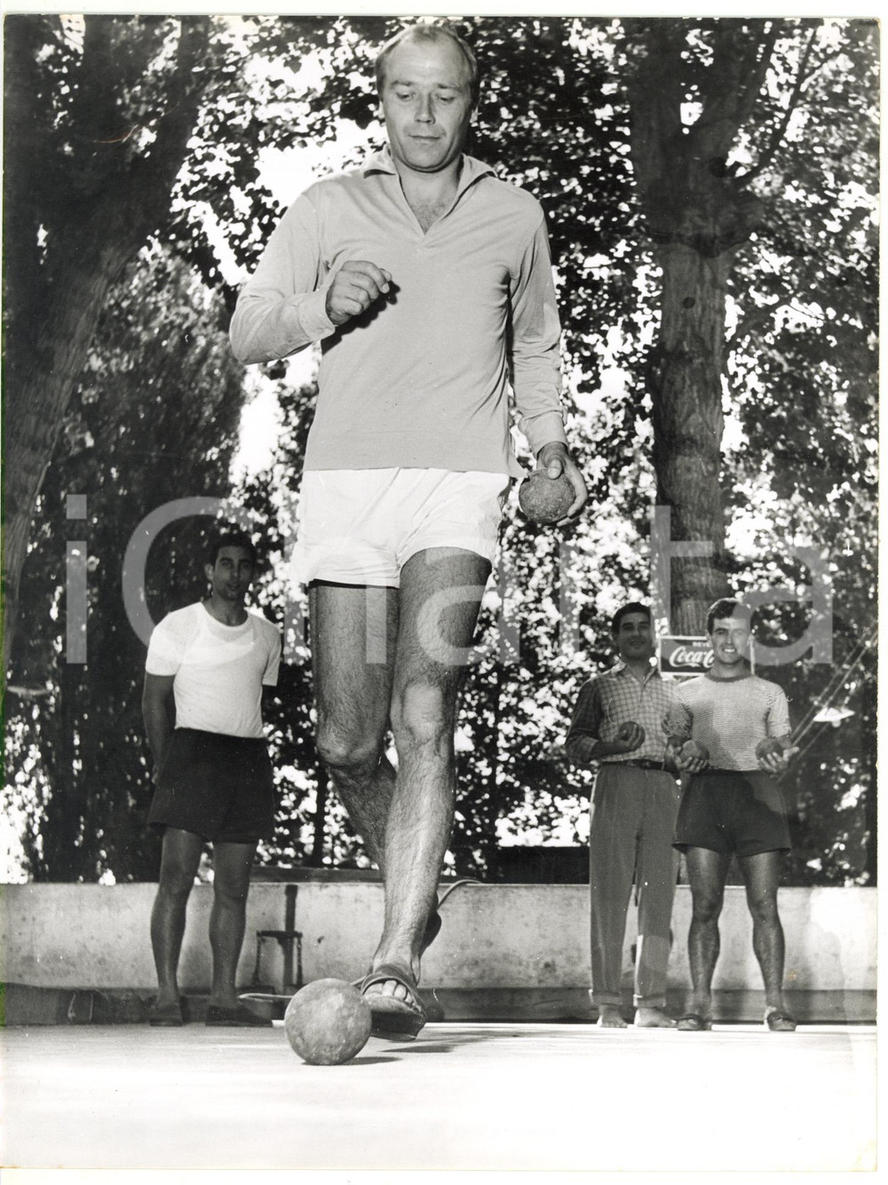 Fotografia d epoca originale 1955 ca SALICE TERME Gunnar GREN durante una partita di bocce Foto 18x24 cm 1