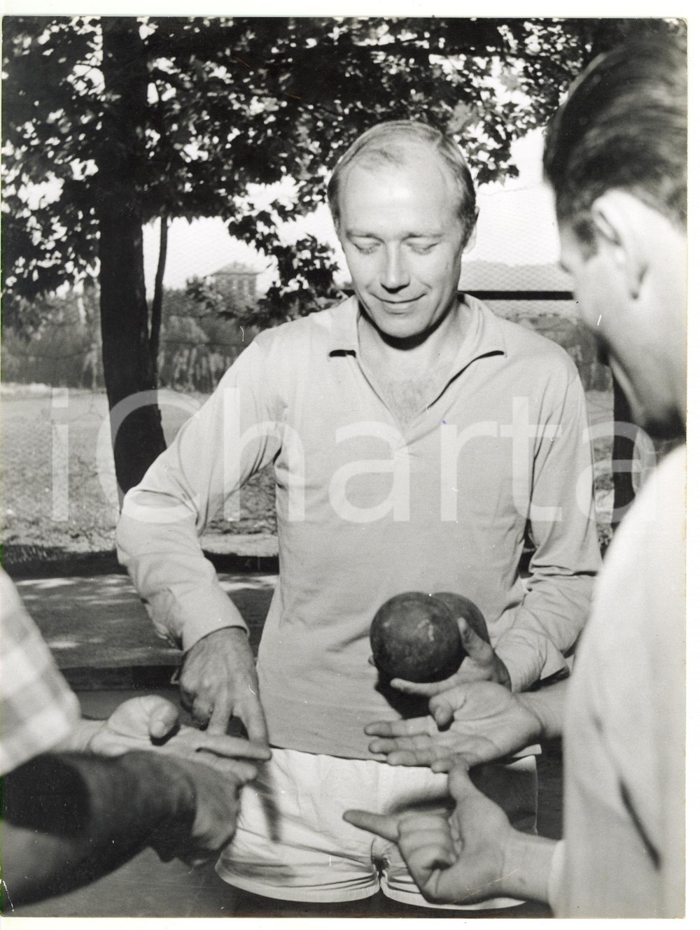 Fotografia d epoca originale 1955 ca SALICE TERME Gunnar GREN gioca a pari o dispari durante partita a bocce 1