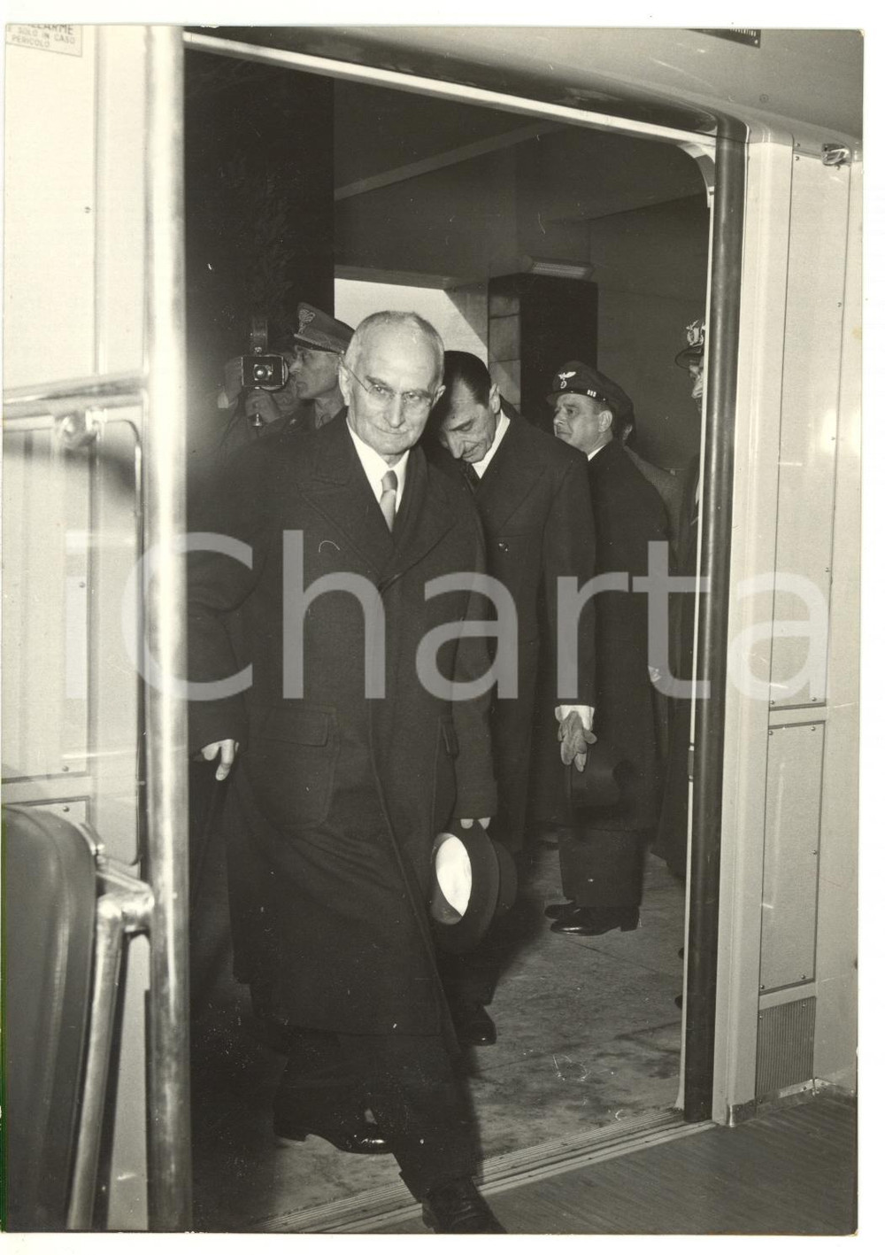 Fotografia d epoca originale 1955 ROMA TERMINI Inaugurazione metro  Luigi EINAUDI sale su una vettura Foto 1