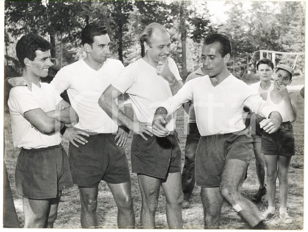 1955 SALICE TERME Ritiro GENOA - Riccardo CARAPELLESE scherza con i compagni 